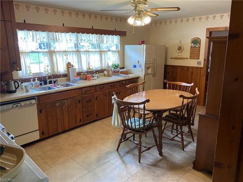 107 E 9th St, Williamstown, WV 26187 photo 4