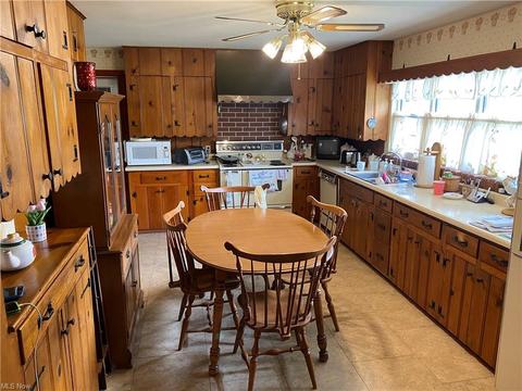 107 E 9th St, Williamstown, WV 26187 photo 3