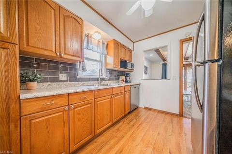 393 Olive St, Elyria, OH 44035 photo 8