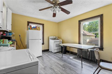 110 Elm St, Struthers, OH 44471 photo 2