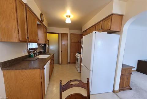 3003 Center Dr, Parma, OH 44134 photo 4