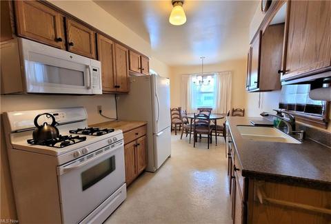 3003 Center Dr, Parma, OH 44134 photo 5