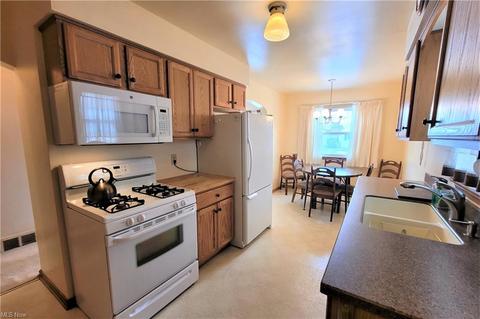 3003 Center Dr, Parma, OH 44134 photo 6