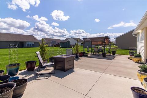 365 Springbrook Cir, Elyria, OH 44035 photo 4