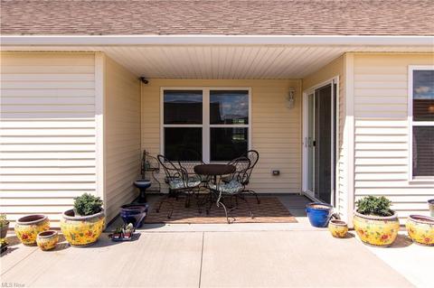 365 Springbrook Cir, Elyria, OH 44035 photo 8