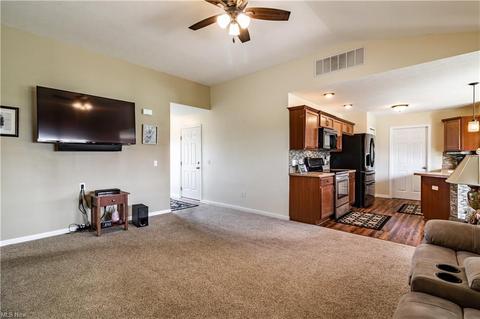 365 Springbrook Cir, Elyria, OH 44035 photo 12