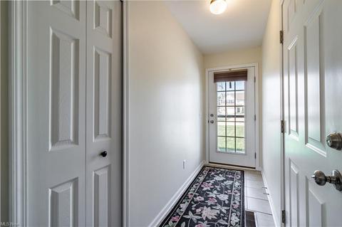 365 Springbrook Cir, Elyria, OH 44035 photo 9