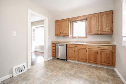 4703 Maplecrest Ave, Parma, OH 44134 photo 9