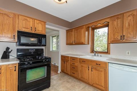 6020 Sequoia Dr, Parma, OH 44134 photo 2