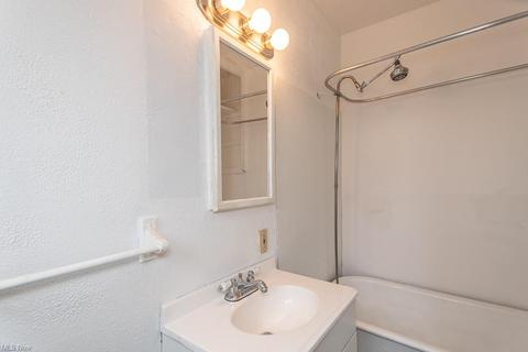 115 E 220th St, Euclid, OH 44123 photo 5
