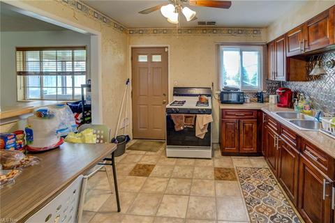 700 Hemlock Dr, Euclid, OH 44132 photo 9