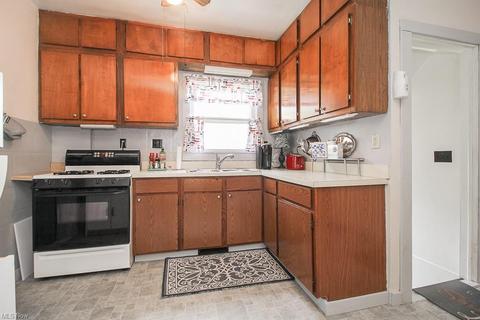 121 Bath St, Elyria, OH 44035 photo 7