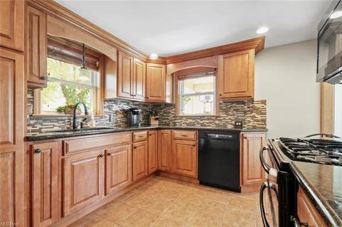 666 Elm St, Struthers, OH 44471 photo 2