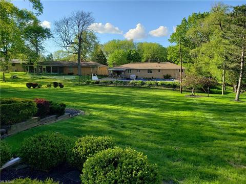 1739 E Park Haven Dr, Seven Hills, OH 44131 photo 2