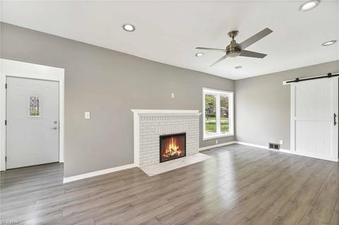 2046 E 224th St, Euclid, OH 44117 photo 2