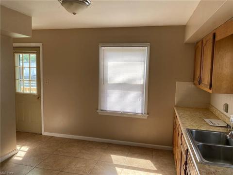 929 Garfield St, Struthers, OH 44471 photo 4