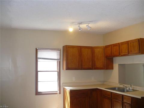 237 8th St, Elyria, OH 44035 photo 6