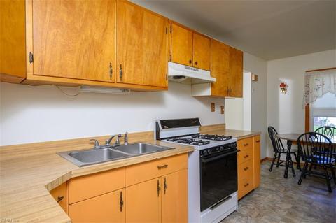 1077 Dayton St, Akron, OH 44310 photo 10