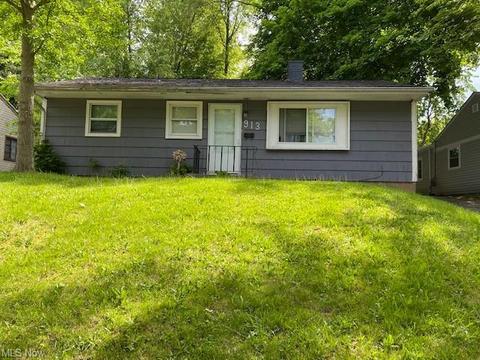 913 Kickapoo Ave, Akron, OH 44305 photo 2