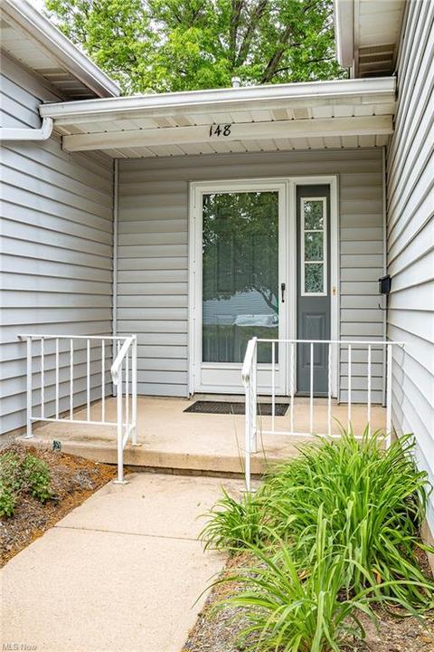 148 Gleneagle Dr, Elyria, OH 44035 photo 2