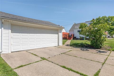 652 E 305th St, Willowick, OH 44095 photo 5