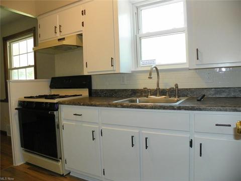 9404 Snow Rd, Parma, OH 44130 photo 9