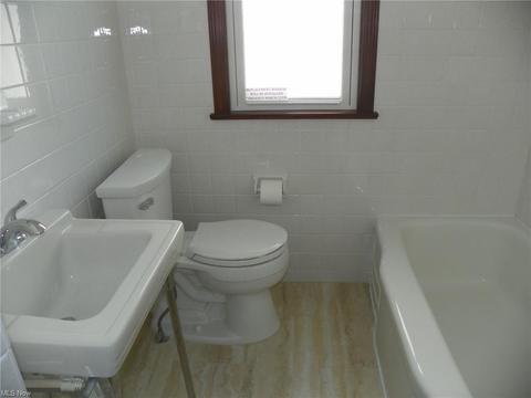 9404 Snow Rd, Parma, OH 44130 photo 12