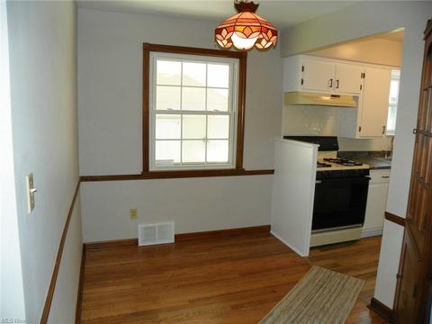 9404 Snow Rd, Parma, OH 44130 photo 7