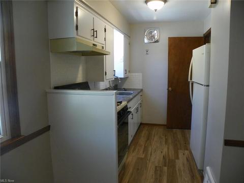 9404 Snow Rd, Parma, OH 44130 photo 10