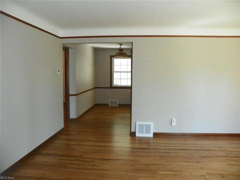 9404 Snow Rd, Parma, OH 44130 photo 3
