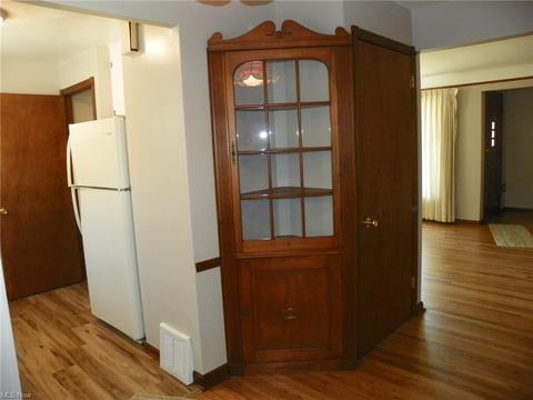 9404 Snow Rd, Parma, OH 44130 photo 6