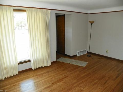 9404 Snow Rd, Parma, OH 44130 photo 2