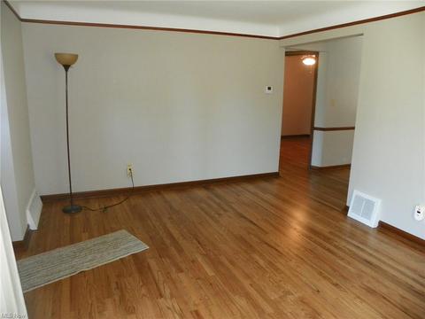 9404 Snow Rd, Parma, OH 44130 photo 4