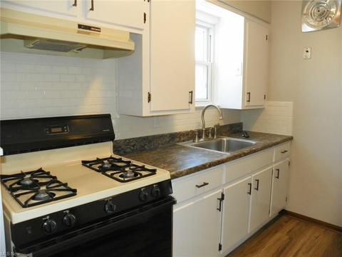 9404 Snow Rd, Parma, OH 44130 photo 8