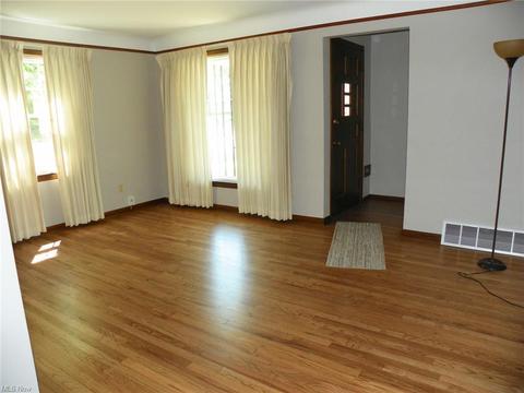 9404 Snow Rd, Parma, OH 44130 photo 5