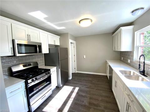 7703 Essen Ave, Parma, OH 44129 photo 5