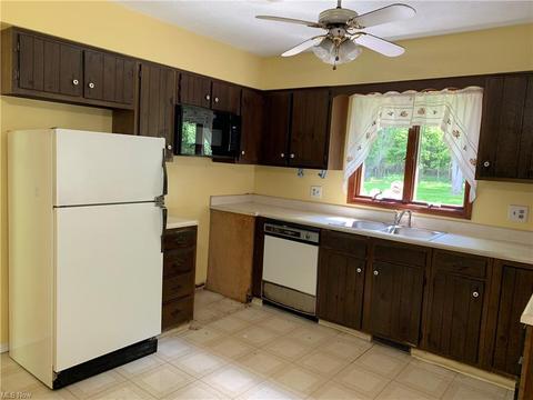 2937 Erich Dr, Willoughby Hills, OH 44092 photo 3