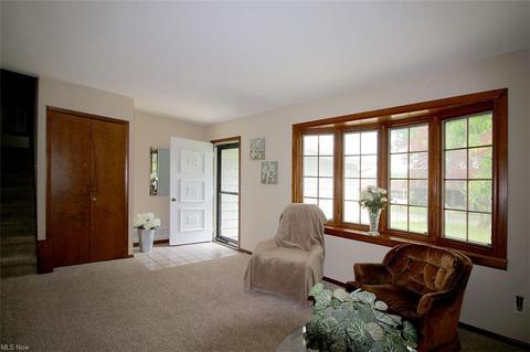 222 Commodore Cir, Elyria, OH 44035 photo 2