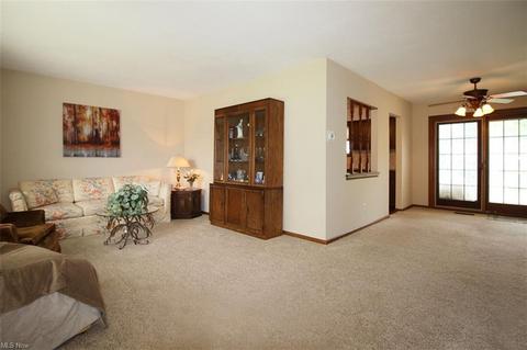 222 Commodore Cir, Elyria, OH 44035 photo 4