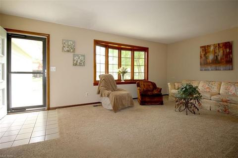 222 Commodore Cir, Elyria, OH 44035 photo 3