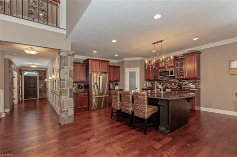 140 Eagle Point Dr, Lyndhurst, OH 44124 photo 9