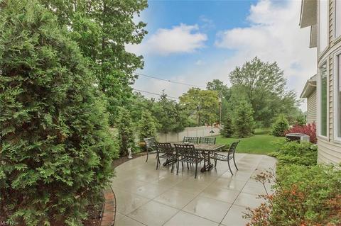 140 Eagle Point Dr, Lyndhurst, OH 44124 photo 3