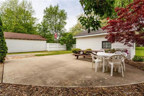 609 Bond St, Elyria, OH 44035 photo 2