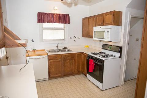 346 Cambridge Ave, Elyria, OH 44035 photo 6
