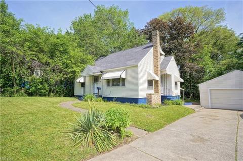 381 Eckard Ave, Akron, OH 44314 photo 2