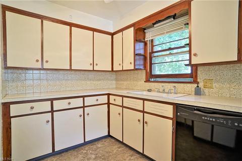 381 Eckard Ave, Akron, OH 44314 photo 13