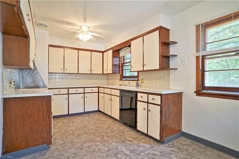381 Eckard Ave, Akron, OH 44314 photo 9