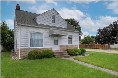 2902 Commonwealth Dr, Parma, OH 44134 photo 23