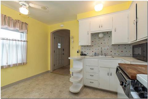 2902 Commonwealth Dr, Parma, OH 44134 photo 5