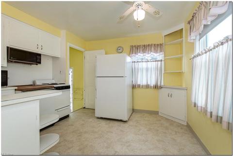 2902 Commonwealth Dr, Parma, OH 44134 photo 3